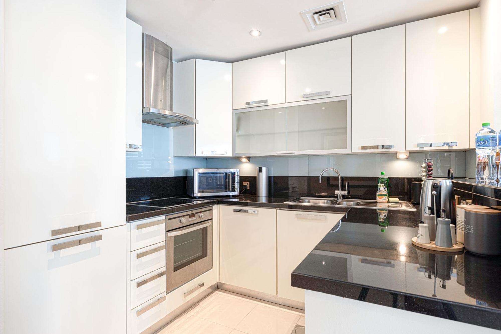 Songs Of The Lake By Lagom - Bonnington Apartment Jumeirah Lake Towers, Дубай Екстериор снимка